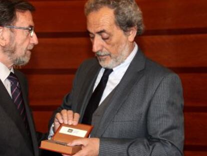 El presidente del Parlamento, Manuel Gracia, recibe el Informe del Defensor del Menor correspondiente a 2012 de manos de Jos&eacute; Chamizo, defensor del Pueblo.