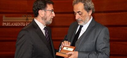 El presidente del Parlamento, Manuel Gracia, recibe el Informe del Defensor del Menor correspondiente a 2012 de manos de José Chamizo, defensor del Pueblo.