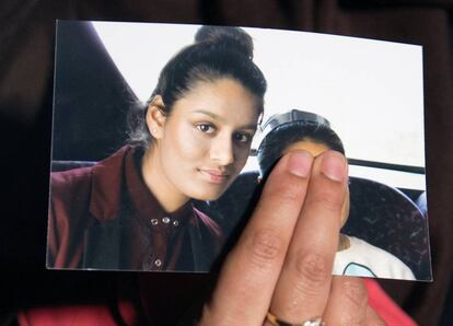 La hermana de Shamima Begum muestra la foto de la joven que viaj a Siria para unirse al Isis.