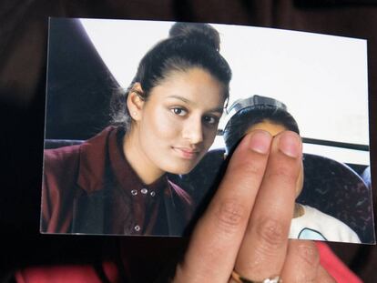 La hermana de Shamima Begum muestra la foto de la joven que viajó a Siria para unirse al Isis.