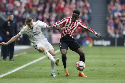 El delantero del Athletic Iñaki Williams y el centrocampista alemán del Real Madrid Toni Kroos.