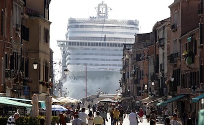 El crucero &#039;MSC Divina&#039; atracado en la laguna de Venecia en 2012.
