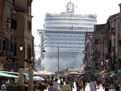 El crucero &#039;MSC Divina&#039; atracado en la laguna de Venecia en 2012.