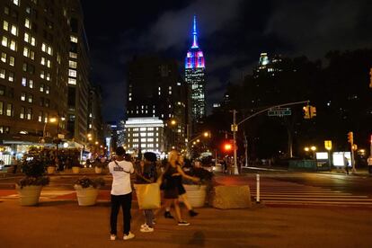 La leyenda del club Ronaldinho fue el encargado de darle al interruptor e iluminar el edificio, de 102 plantas y con vistas sobre toda la isla de Manhattan.