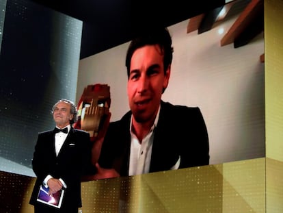 Mario Casas recibe el Goya a mejor actor protagonista con una cabeza de Iron Man a falta del galardón original.