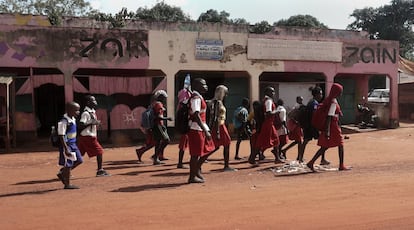 Un grupo de escolares se dirigen a la escuela en la población de Yambio, Sudán del Sur.