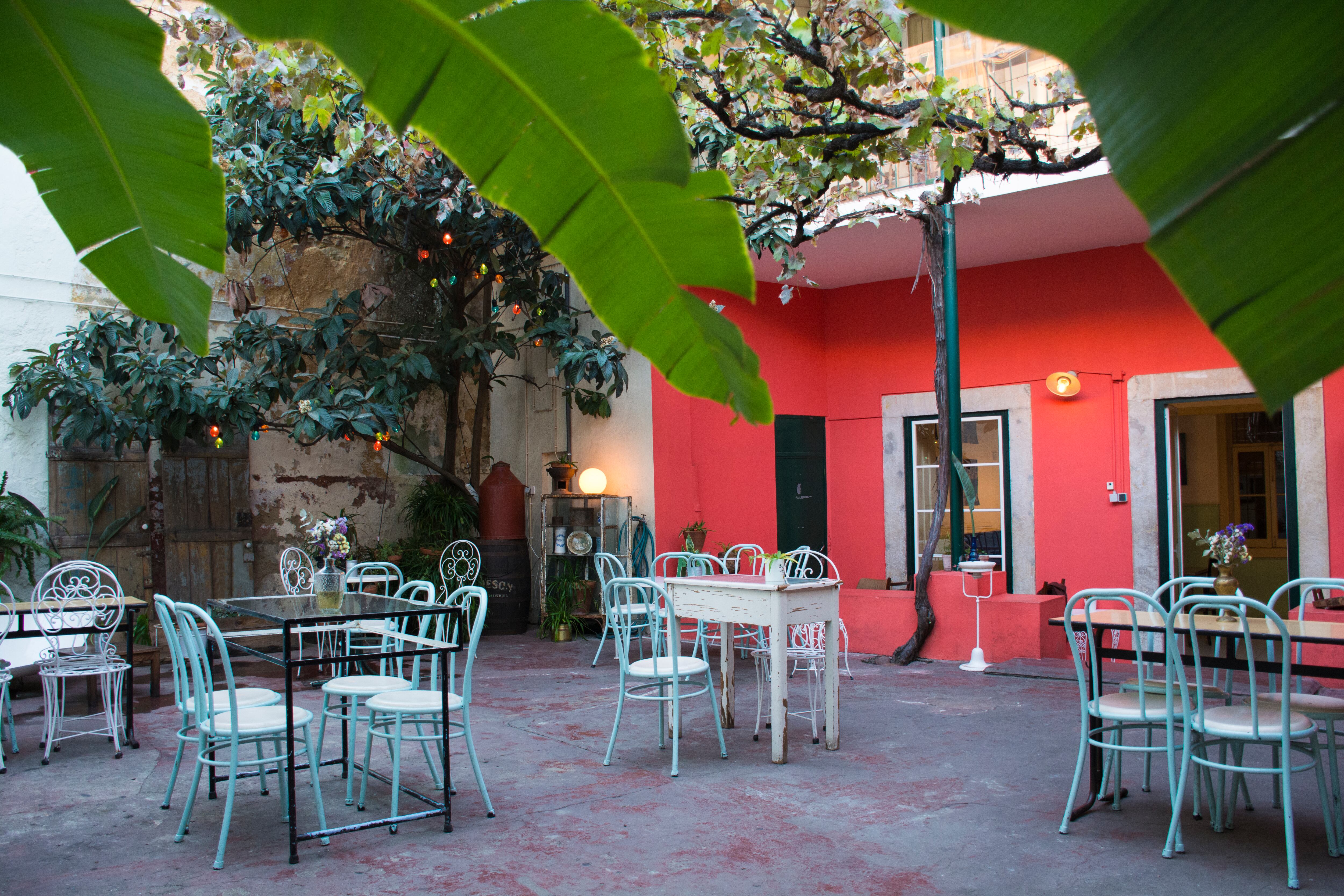 La terraza interior de Casa Independiente, en el barrio de Arroios (Lisboa), invita a echar la tarde.