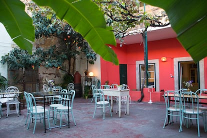 La terraza interior de Casa Independiente, en el barrio de Arroios (Lisboa), invita a echar la tarde.