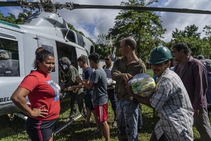 Habitantes de la comunidad Covasa reciben ayuda de la Fuerza Aérea hondureña tras quedar aislados durante varios días por la destrucción de caminos.