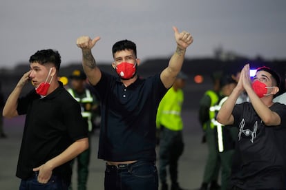 El Gobierno de Nayib Bukele liberó a 252 venezolanos deportados de Estados Unidos que mantenía encarcelados en el Centro de Confinamiento del Terrorismo (Cecot). 