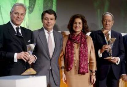 El presidente de OHL, Juan Miguel Villar Mir (d), y el consejero delegado de Salini Impregilo, Pietro Salini (i), junto a la alcaldesa de Madrid, Ana Botella (2d), y el presidente de la Comunidad de Madrid, Ignacio González (2i), de manos de quien han recibido el Premio Tiépolo 2013, que otorgan conjuntamente la Cámara de Comercio de Madrid y la Cámara de Comercio Italiana para España, en un acto celebrado hoy en la Embajada de Italia en Madrid.