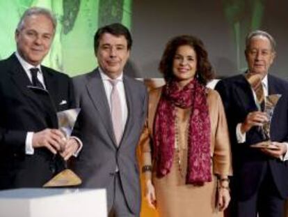 El presidente de OHL, Juan Miguel Villar Mir (d), y el consejero delegado de Salini Impregilo, Pietro Salini (i), junto a la alcaldesa de Madrid, Ana Botella (2d), y el presidente de la Comunidad de Madrid, Ignacio González (2i), de manos de quien han recibido el Premio Tiépolo 2013, que otorgan conjuntamente la Cámara de Comercio de Madrid y la Cámara de Comercio Italiana para España, en un acto celebrado hoy en la Embajada de Italia en Madrid.