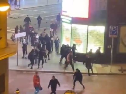 Disturbios en las calles del centro de Madrid contra las restricciones del estado de alarma, en una imagen tomada de Twitter.