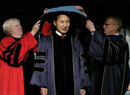 Lee Myung-bak, al ser investido <i>honoris causa</i> en Washington.