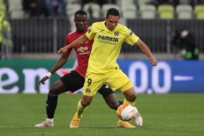 El delantero colombiano del Villarreal Carlos Bacca (derecha) protege el balón ante el defensa marfileño del Manchester United Eric Bailly durante la final de la UEFA Liga Europa entre Villarreal CF y Manchester United en el estadio Arena Gdansk, en Polonia.