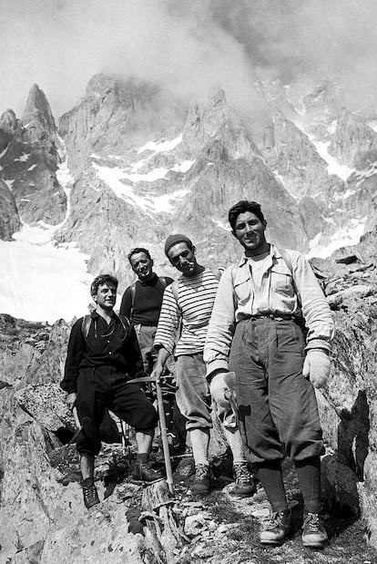 Walter Bonatti, a la derecha, ascendiendo el Mont Blanc en 1955.