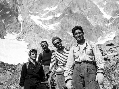 Walter Bonatti, a la derecha, ascendiendo el Mont Blanc en 1955.