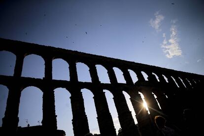 Viadantes pasean cerca del acueducto de Segovia.