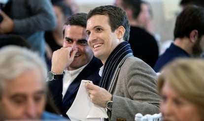 Pablo Casado, junto al cabeza de lista del PP por Cádiz, Pepe Ortiz, ayer en San Fernando. 