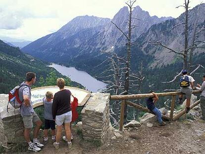 Excursionistas en el parque nacional de Aigüestortes, en Lleida.