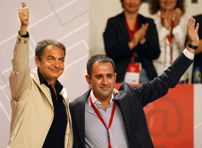Zapatero y el recién electo secretario general del PSPV, Jorge Alarte, ayer en la clausura del 11 congreso.