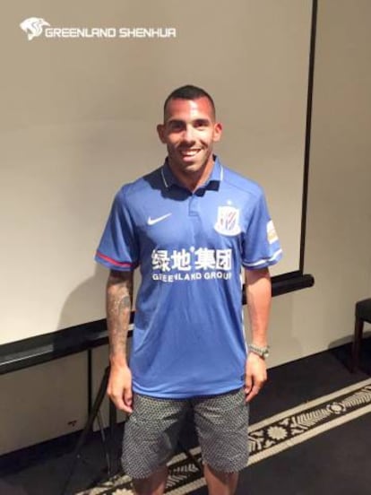 Carlos Tevez ya se probó su nueva camiseta.