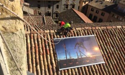 Proceso de instalación de una de las imágenes de la exposición "A vista de campanario" de Vic.