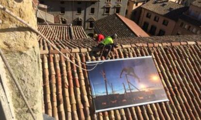 Proceso de instalación de una de las imágenes de la exposición "A vista de campanario" de Vic.