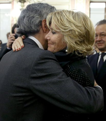 Adolfo Suárez Illana saluda a la presidenta del PP de Madrid, Esperanza Aguirre, en la capilla ardiente de su padre.