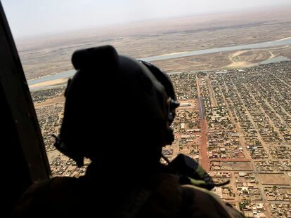 Un soldado francés sobrevuela en un helicóptero militar una ciudad de Malí en mayo de 2017.