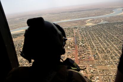 Un soldado francés sobrevuela en un helicóptero militar una ciudad de Malí en mayo de 2017.