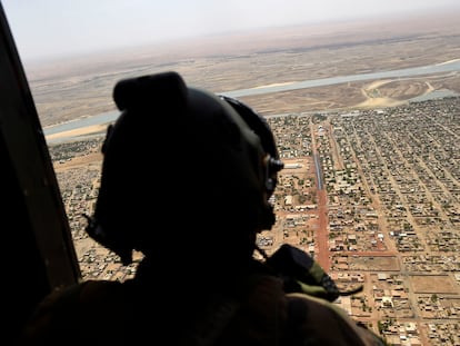 Un soldado francés sobrevuela en un helicóptero militar una ciudad de Malí en mayo de 2017.