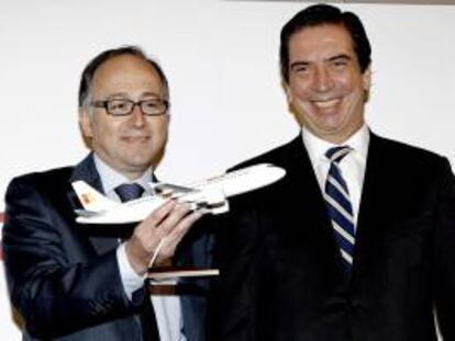 El consejero delegado de Iberia Express, Luis Gallego (i), y el consejero delegado de Iberia, Rafael Sánchez-Lozano (d), durante la presentación de Iberia Express -la aerolínea de bajo coste de Iberia para corto y medio radio. EFE/Archivo