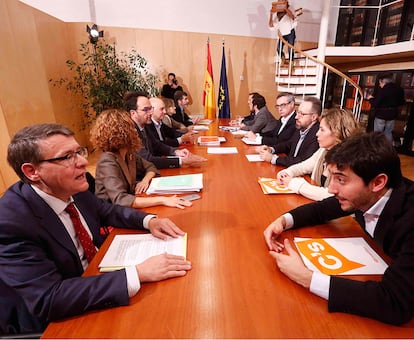 Toni Roldán, primero por la derecha, en una de las reuniones de los equipos negociadoes de Ciudadanos y el PSOE en 2016.