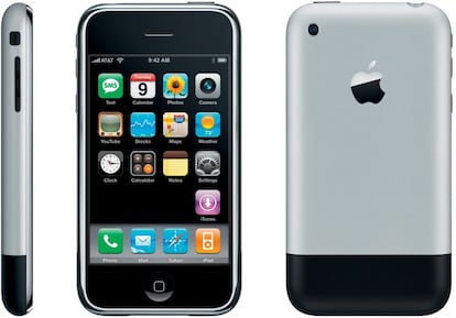 <p>Hay un elemento que, desde el lanzamiento de este primer iPhone se ha repetido en todos los nuevos productos de Apple creados por Ive y que es complicadísimo de explicar: el tacto. "Hemos diseñado algo que sienta maravillosamente en tus manos", dijo Steve Jobs al presentar este primer iphone con pantalla táctil, de 3,5 pulgadas, que aparentemente no era más que un iPod Touch con el que se podían hacer llamadas. Estéticamente, la evolución del iPhone tal vez alcanzó su cima con el 5s. Pero, sobre todo, desde este primer teléfono, Apple se ha esmerado en que cada nuevo producto tenga un tacto especial, algo casi mágico.</p>