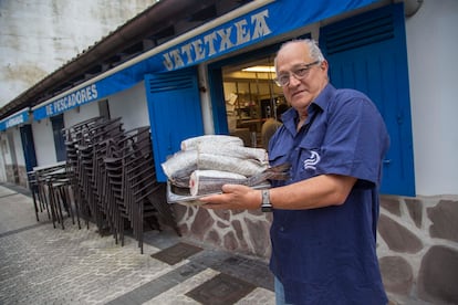 Iñaki Bergés, con la merluza fresca con la que elabora la sopa de pescado.