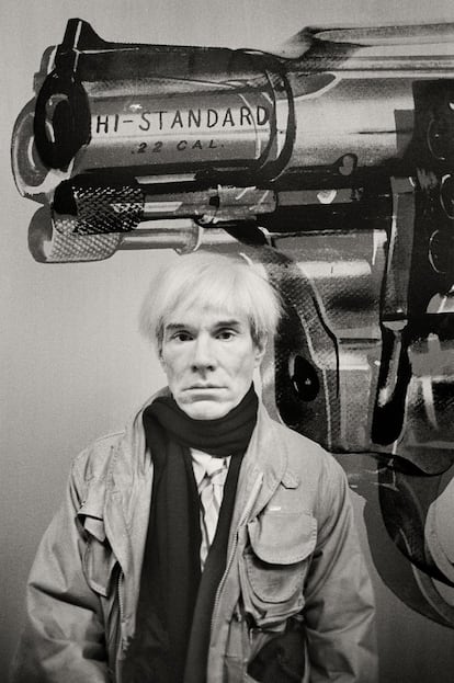 Andy Warhol posa para una entrevista en La Factoría, en Madrid en 1983.