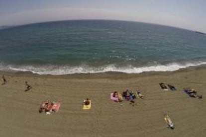 Vista aérea de varias personas tomando el sol ayer en la playa de La Malagueta en Málaga.