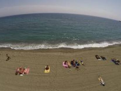 Vista aérea de varias personas tomando el sol ayer en la playa de La Malagueta en Málaga.