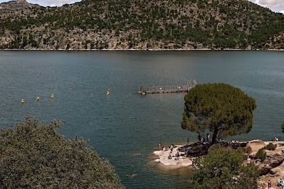 Madrid también tiene su playa con bandera azul. Eso sí: no está en el mar sino en un pantano, conocido como La Playa de Madrid. Situado en el extremo suroccidental de la Comunidad de Madrid, entre los pueblos de San Martín de Valdeiglesias, El Tiemblo, Cebreros y Pelayos de la Presa, el pantano de San Juan fue construido en 1955 para abastecer de agua y electricidad al suroeste de la comunidad. Hoy mantiene un complejo natural de playas de hasta 14 kilómetros. Hay dos más populares y abiertas al público: la playa de la Virgen de la Nueva, la primera con bandera azul del interior, y la playa de El Muro. Ambas disponen de todos los elementos propios de cualquier arenal: salvamento, actividades acuáticas, chiringuitos... e incluso calas nudistas. Es una zona bastante arbolada, con pinares que en algunos puntos llegan casi hasta el agua, por lo que no es necesario llevar sombrilla. En definitiva: ambiente playero a una hora de Madrid. Y muy cerca podemos acercarnos al castillo de la Coracera, en San Martín de Valdeiglesias, o hacer alguna de las rutas de senderismo por los alrededores.