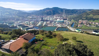 Complejo industrial de Repsol en Bilbao, donde se está construyendo una planta de generación de gas a partir de residuos urbanos.