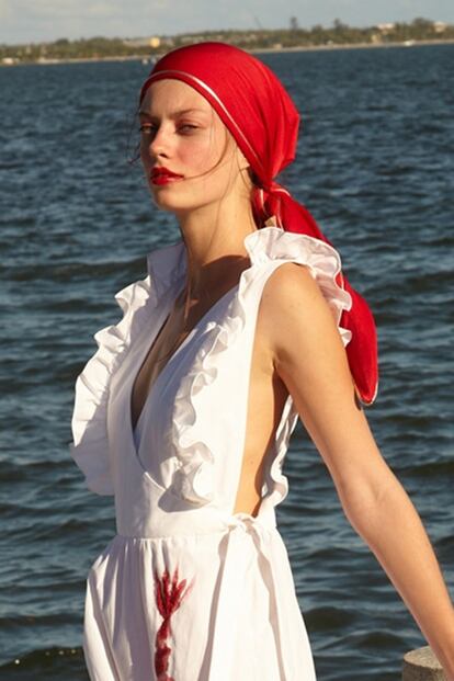 En el catálogo de Andrea Degreas para este verano nos topamos con esta imagen que replica la idea del pañuelo en la cabeza y el generoso escote lateral del vestido.