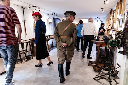 Dos actores, caracterizados como de la Guerra Civil, observan los objetos expuestos en el Museo de Guerra y Posguerra, en Morata de Tajuña.