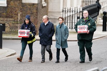 Paul Nowak (segundo por la izquierda), secretario general del Congreso de Sindicatos (TUC), se une a un representante del Sindicato de Bomberos y el Servicio de ambulancia del NHS mientras caminan hasta el número 10 de Downing Street para presentar una petición masiva contra los controvertidos planes del Gobierno para una nueva ley sobre los niveles mínimos de servicio durante las huelgas.