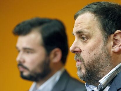 El presidente de ERC, Oriol Junqueras, y el cabeza de lista Gabriel Rufián en el acto para analizar los resultados del 20-D.