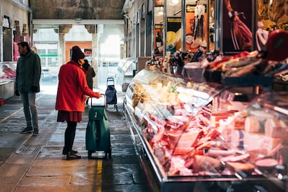 Varios clientes en el Mercado de Abastos de Santiago de Compostela, este martes.