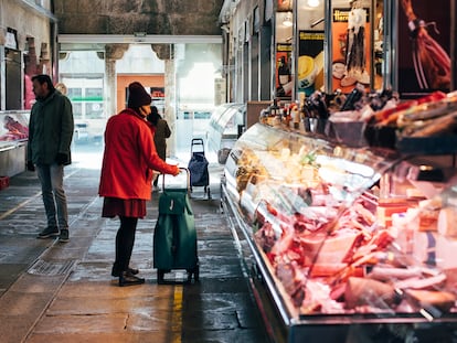 Varios clientes en el Mercado de Abastos de Santiago de Compostela, este martes.