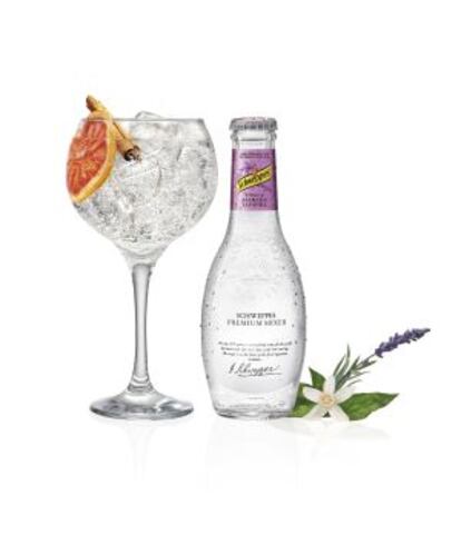 Tónica Schweppes premium mixer de azahar y lavanda.