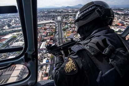 La policía de Ciudad de México patrulla con helicópteros para poner freno al alarmante incremento de homicidios y delitos de los últimos meses