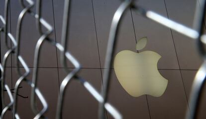 Logo de apple en una tienda de San Francisco. 